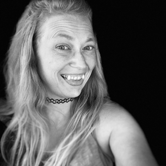 Meet your Posh Ambassador, Amber!! - Picture 6 of 8